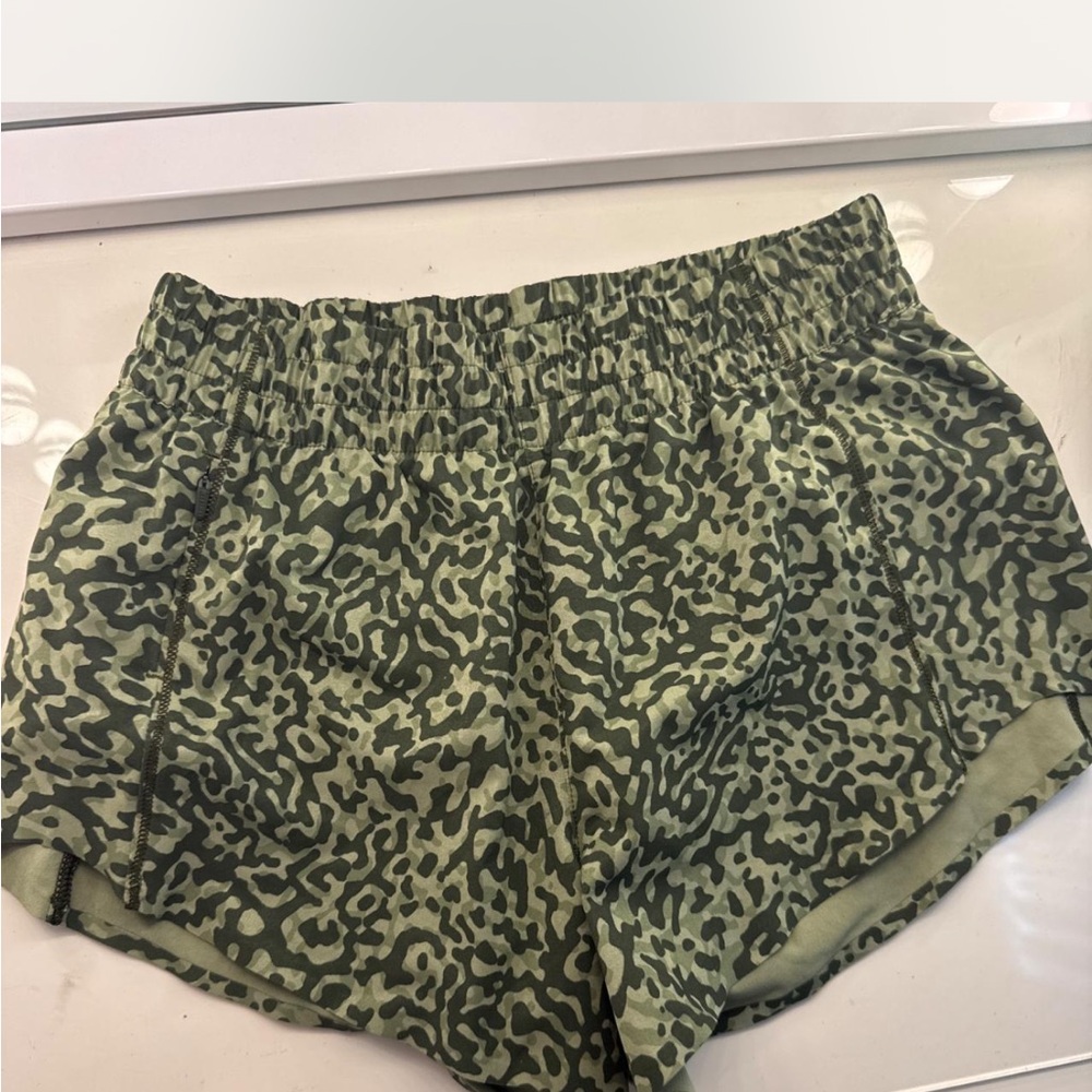 Athleta printed hustle 3" shorts size XXS 
green cheetah print